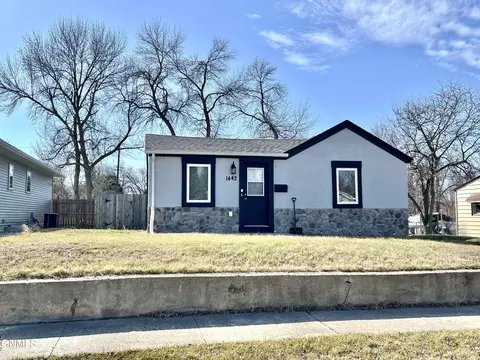 1442 7th St SW, Minot, ND 58701