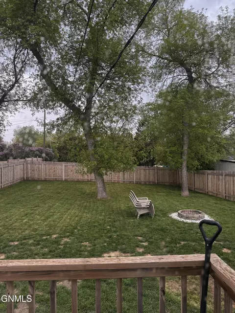 1442 7th St SW, Minot, ND 58701 photo 6