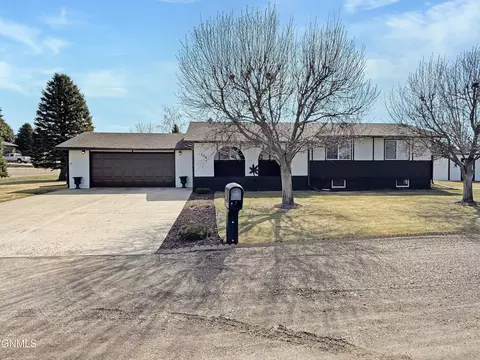 106 Country Club Ave, Plentywood, MT 59254