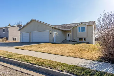 3912 36th Ave NW, Mandan, ND 58554
