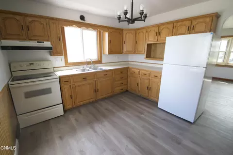 1722 E D Ave, Bismarck, ND 58501 photo 9