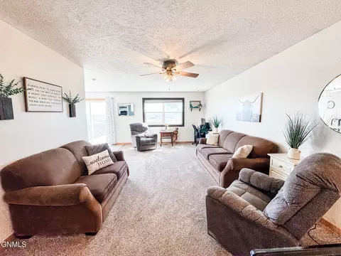 81 68th St E, Williston, ND 58801 photo 7