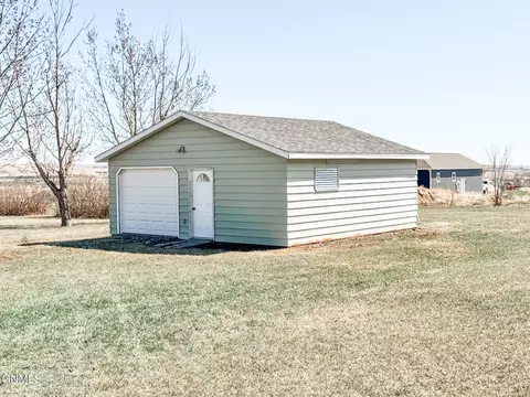 81 68th St E, Williston, ND 58801 photo 3