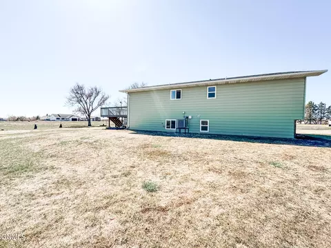 81 68th St E, Williston, ND 58801 photo 4
