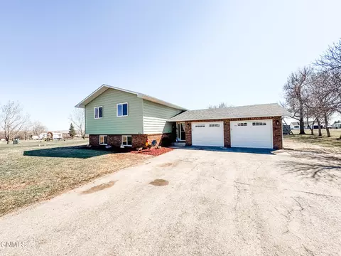81 68th St E, Williston, ND 58801 photo 2