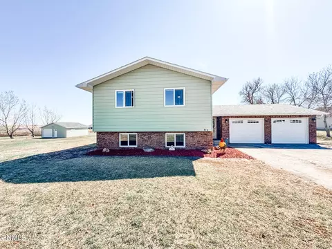 81 68th St E, Williston, ND 58801