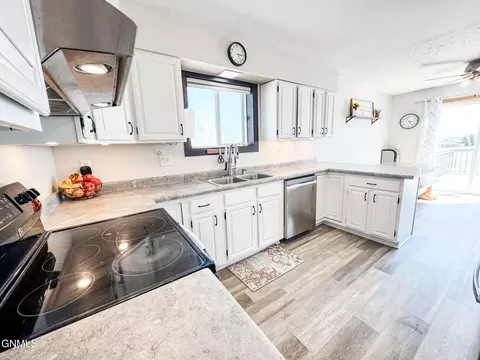 81 68th St E, Williston, ND 58801 photo 13