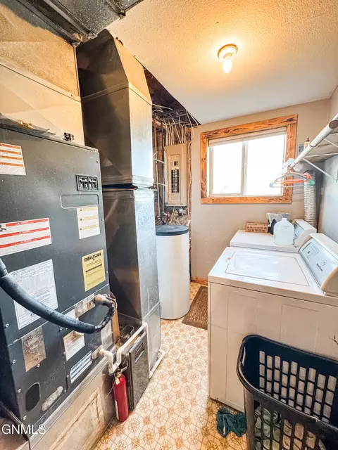 81 68th St E, Williston, ND 58801 photo 26