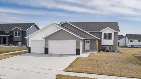 5321 Titanium Dr, Bismarck, ND 58503