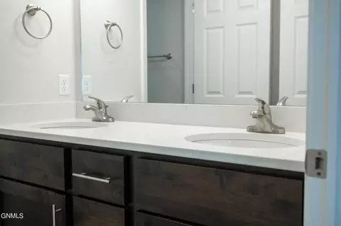 Bath - 4837 Cornice Lp, Bismarck, ND 58503 photo 6 of 10
