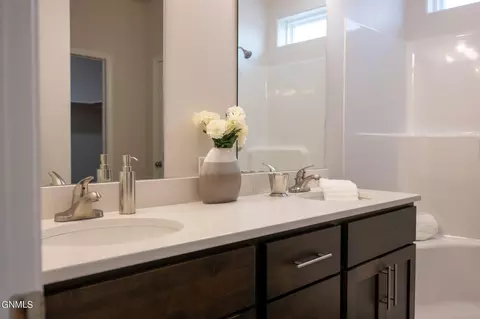 Bath - 4837 Cornice Lp, Bismarck, ND 58503 photo 1 of 10