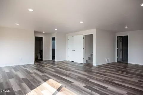 Living - 4837 Cornice Lp, Bismarck, ND 58503 photo 5 of 6