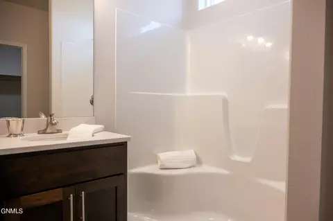 Bath - 4837 Cornice Lp, Bismarck, ND 58503 photo 3 of 10