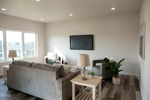 Living - 4837 Cornice Lp, Bismarck, ND 58503 photo 1 of 6