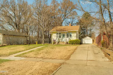 712 11th St, Bismarck, ND 58501