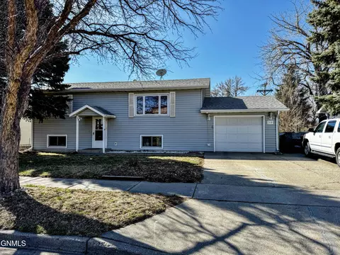 319 Willow Ln, Bismarck, ND 58504