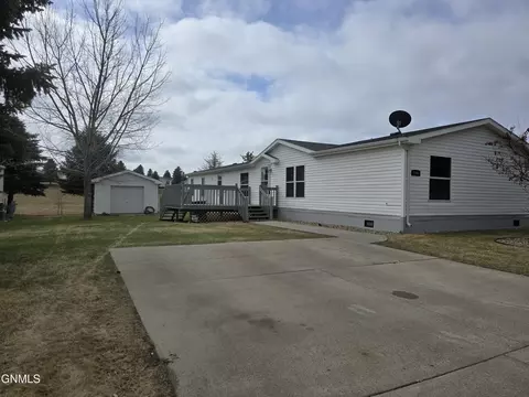 1701 Chandler Ln, Bismarck, ND 58503