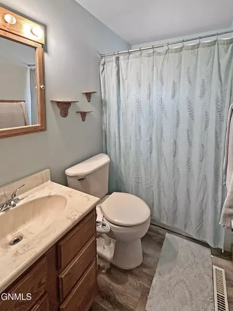 Bath - 1416 1st Ave E, Williston, ND 58801 photo 1 of 2
