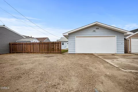 708 13th Ave W, Williston, ND 58801 photo 7