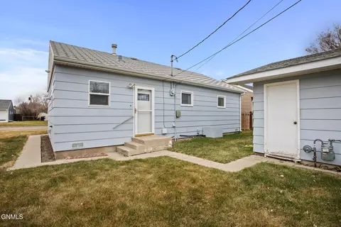 708 13th Ave W, Williston, ND 58801 photo 4