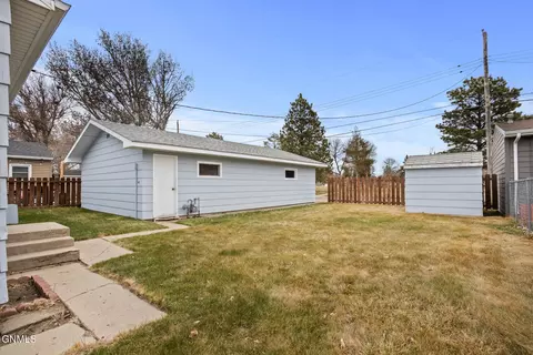708 13th Ave W, Williston, ND 58801 photo 5