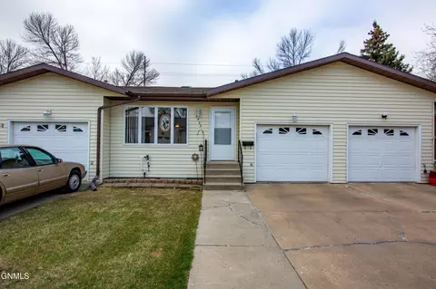 2903 Manitoba Ln, Bismarck, ND 58503
