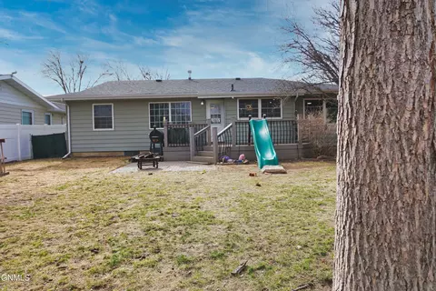 1712 Rose Ln, Williston, ND 58801 photo 3