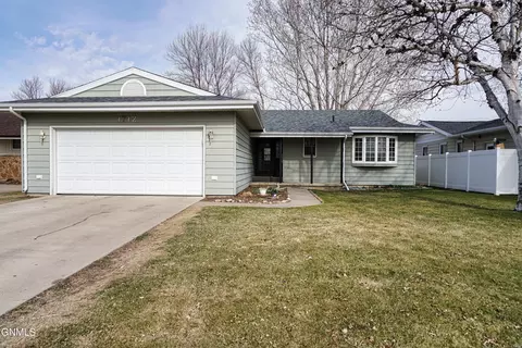 1712 Rose Ln, Williston, ND 58801