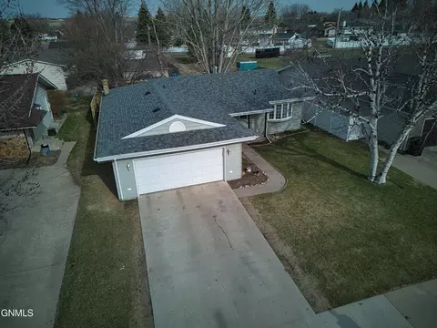 1712 Rose Ln, Williston, ND 58801 photo 2