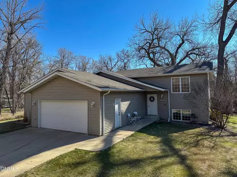 7335 Cottonwood Ln, Bismarck, ND 58503