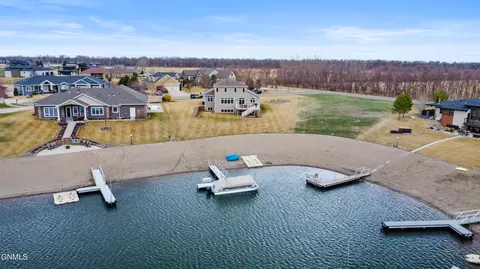 4112 Shorefront Pl SE, Mandan, ND 58554