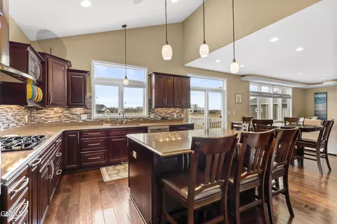 4112 Shorefront Pl SE, Mandan, ND 58554 photo 9