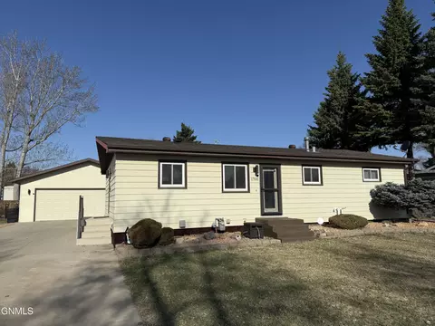 1708 2nd St SE, Minot, ND 58701