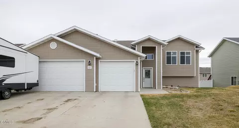 4809 Weyburn Dr, Bismarck, ND 58503