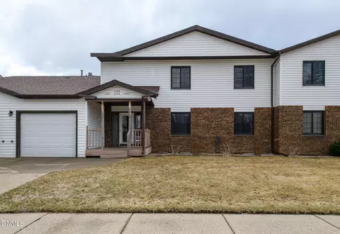 1733 Grandview Ln N, Bismarck, ND 58503
