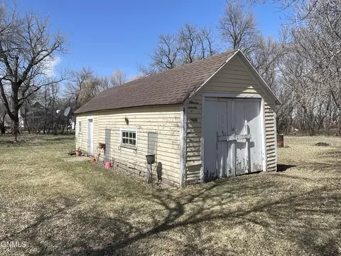 280 2nd Ave, Sutton, ND 58484 photo 3