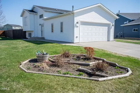 4608 40th Ave NW, Mandan, ND 58554 photo 2