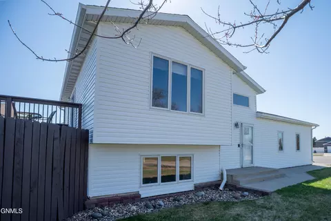 4608 40th Ave NW, Mandan, ND 58554 photo 4