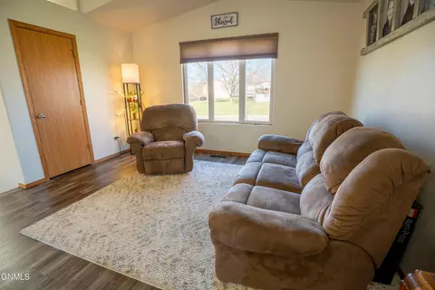 4608 40th Ave NW, Mandan, ND 58554 photo 8