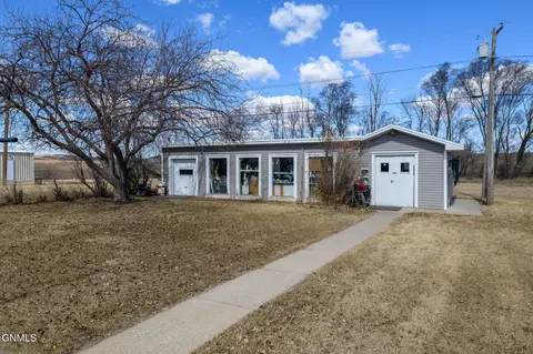 2081 38th St, Mandan, ND 58554 photo 4