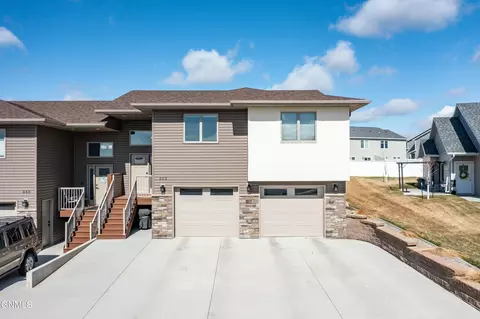 552 Nelson Dr, Bismarck, ND 58503