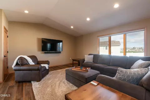 552 Nelson Dr, Bismarck, ND 58503 photo 11