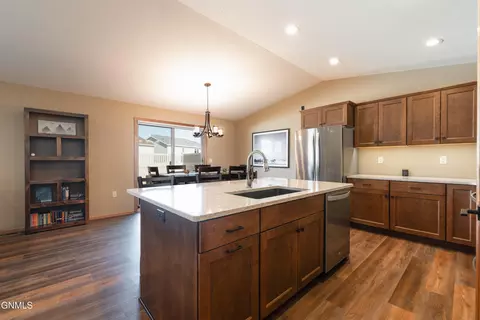 552 Nelson Dr, Bismarck, ND 58503 photo 14