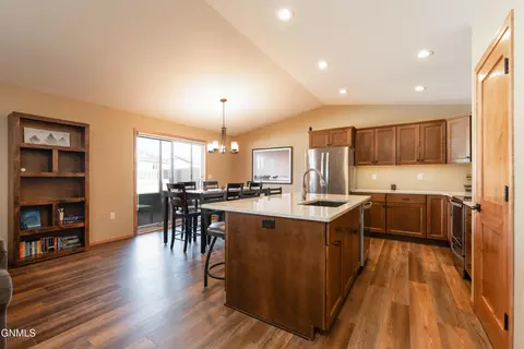 552 Nelson Dr, Bismarck, ND 58503 photo 12