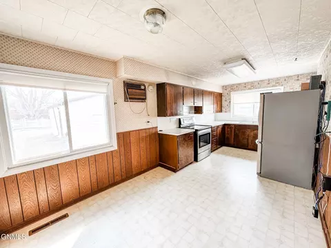 Kitchen - 706 15th Ave W, Williston, ND 58801 photo 1 of 5