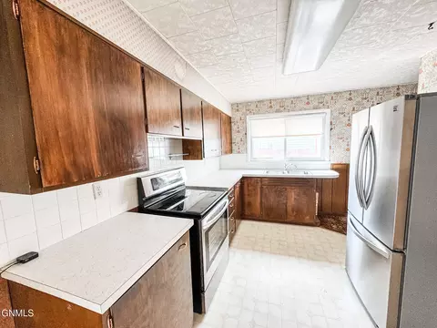 Kitchen - 706 15th Ave W, Williston, ND 58801 photo 3 of 5
