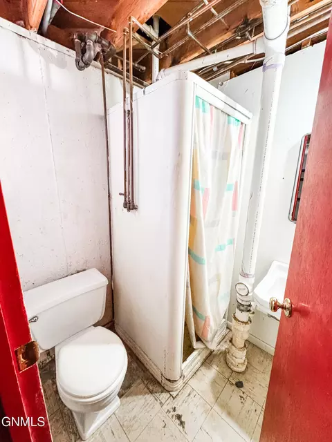Bath - 706 15th Ave W, Williston, ND 58801 photo 2 of 2
