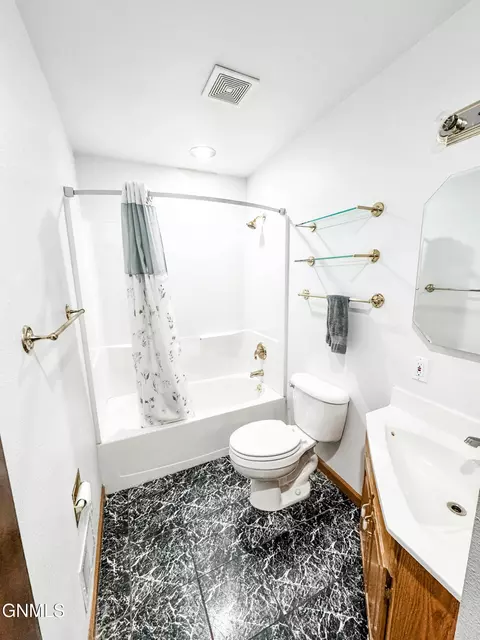 Bath - 706 15th Ave W, Williston, ND 58801 photo 1 of 2