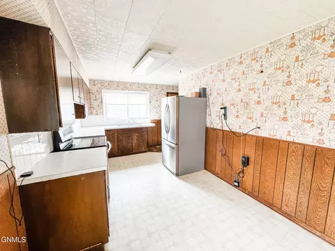 Kitchen - 706 15th Ave W, Williston, ND 58801 photo 2 of 5