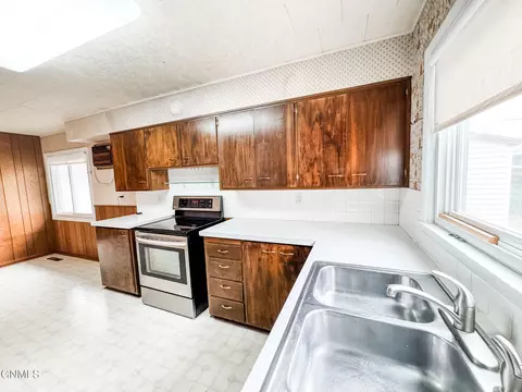 Kitchen - 706 15th Ave W, Williston, ND 58801 photo 4 of 5
